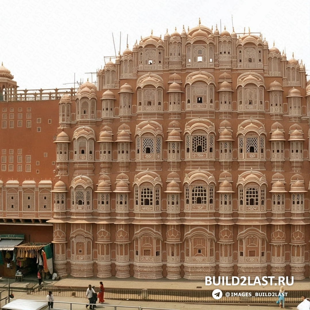 Дворец Hawa Mahal в Джайпуре, выполненный из песчаника, с резным фасадом.