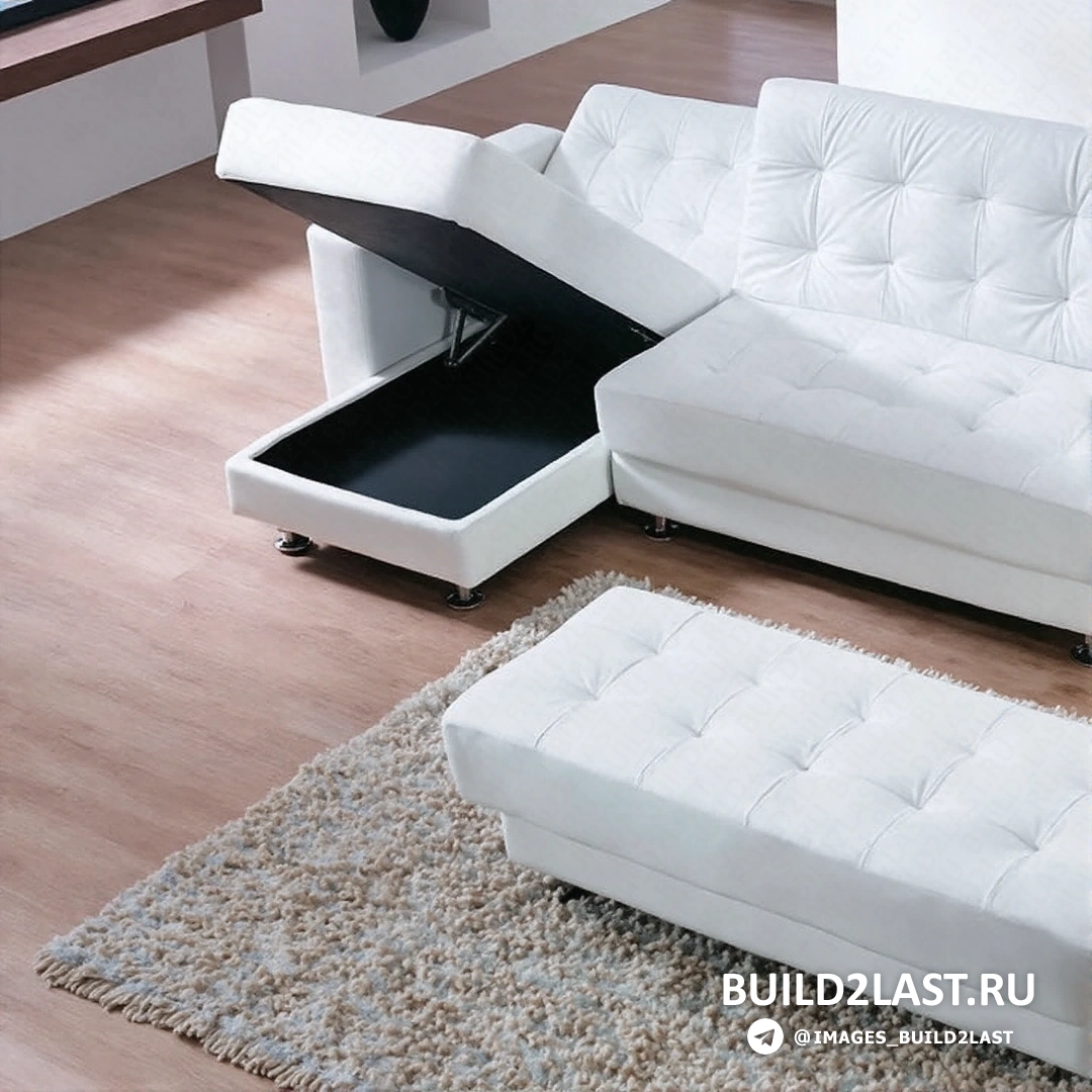 Красный кожаный диван в минималистичном интерьере с ковром