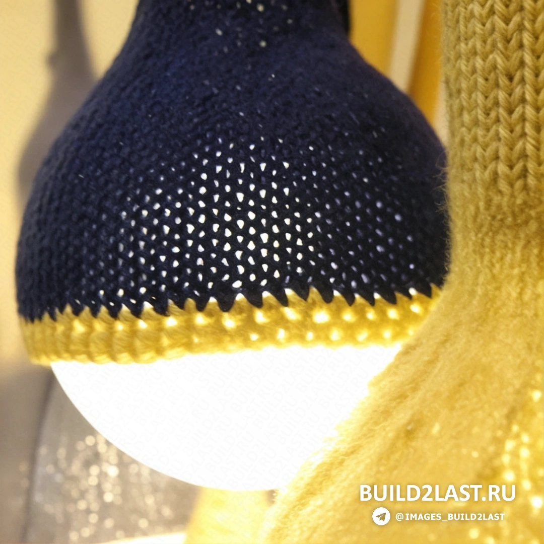 Лампа с вязаным абажуром на стойке, интерьер в скандинавском стиле