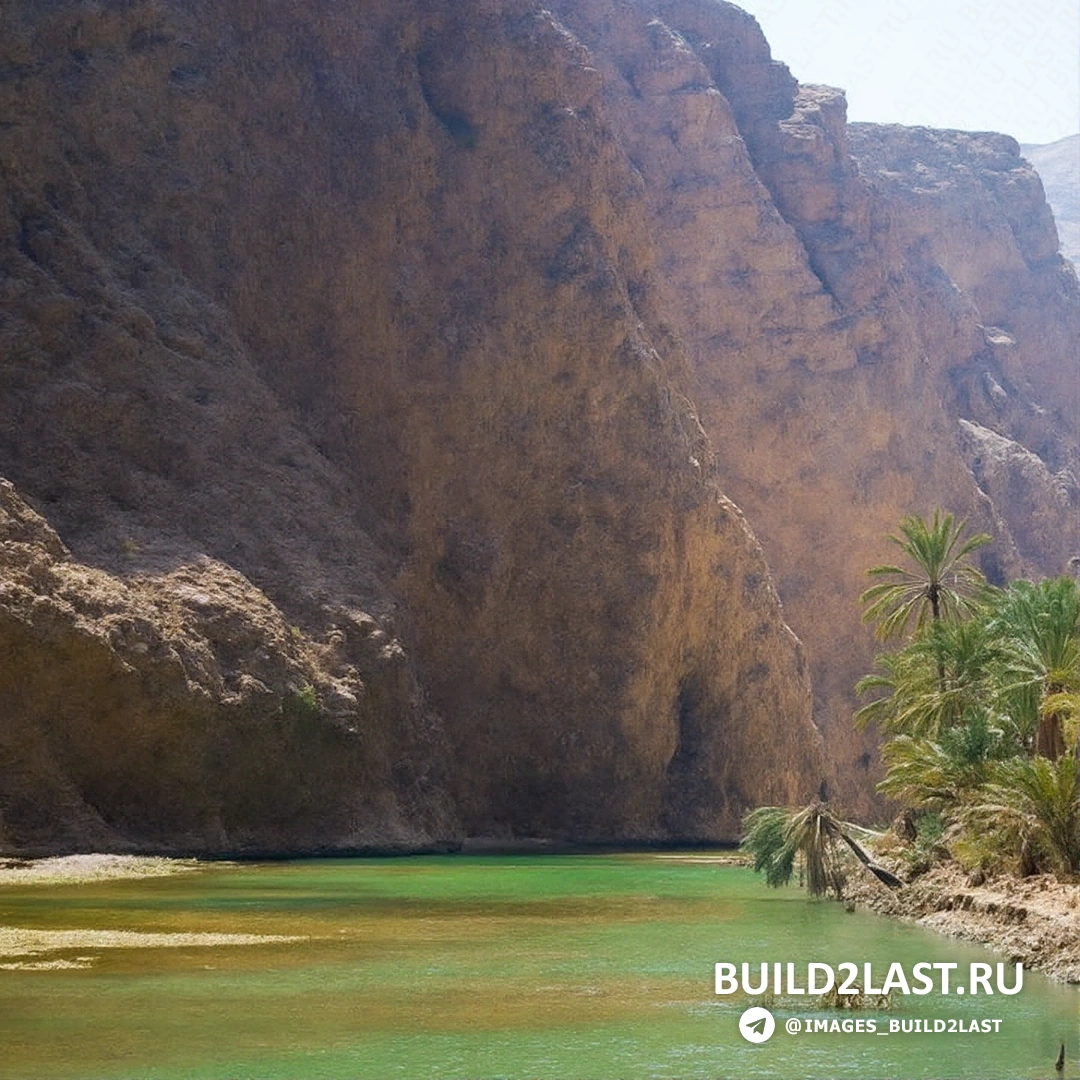 Озеро в оазисе Вади Шааб, окружённое величественными горами Омана, является одной из главных достопримечательностей региона.