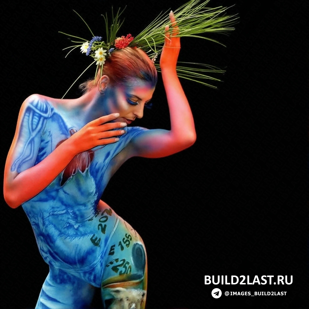 Яркий боди-арт на австрийском фестивале с красными, черными и голубыми оттенками, создающими сказочный образ.